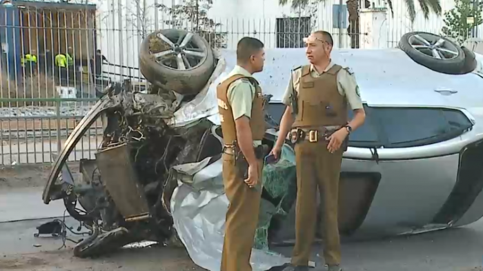 Accidente de tránsito dejó un fallecido en Maipú: Vehículo arrasó con una palmera y un semáforo
