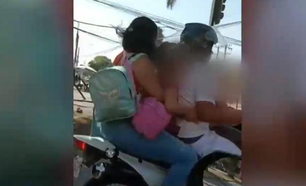 Corrieron grave peligro: Indignación por dos menores de edad transportándose sin casco en una motocicleta
