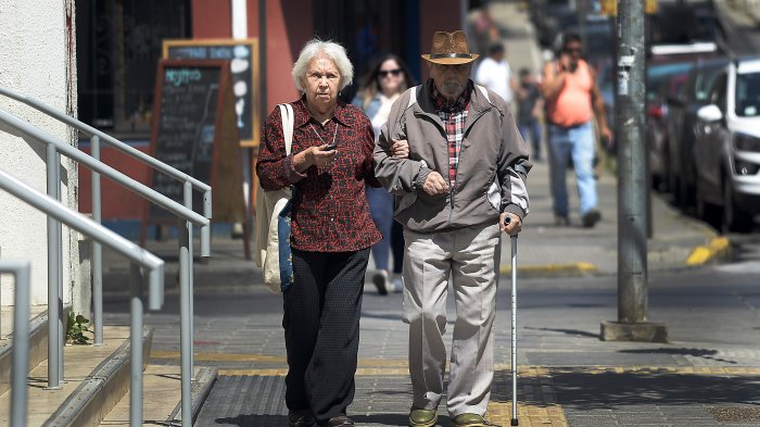 Más mujeres que hombres: Nuevos pensionados llegaron a su punto más alto durante 2022