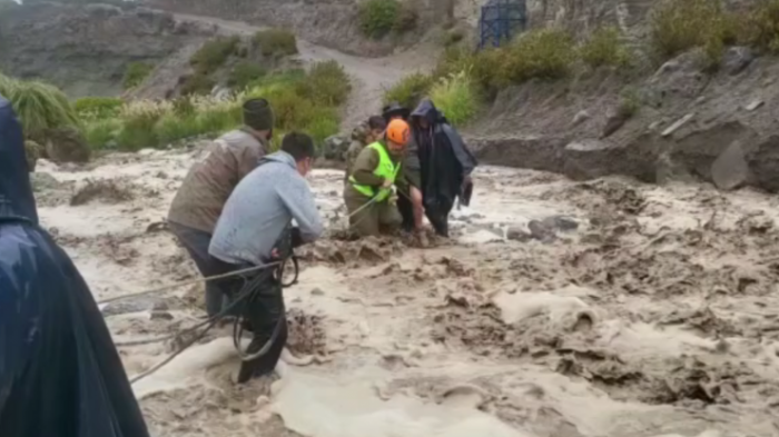 El susto de sus vidas: El intenso rescate a dos adultas mayores aisladas en medio de crecida de río Chilcahua