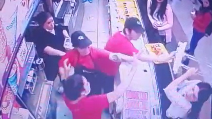 Lanzaron hasta completos: Furiosos clientes atacaron a trabajadores de local de comida rápida en Puerto Montt