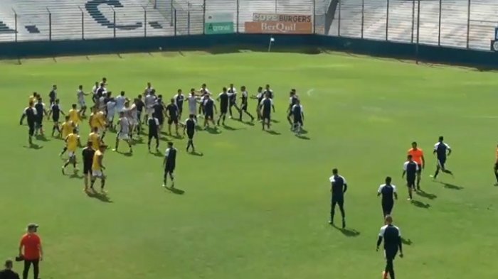 Combos, corridas y un jugador en la clínica: Partido amistoso terminó con escandalosa pelea en Argentina