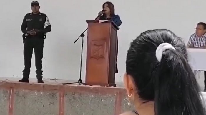 Directora de colegio se hace viral por prohibir celulares y cabellos teñidos: 