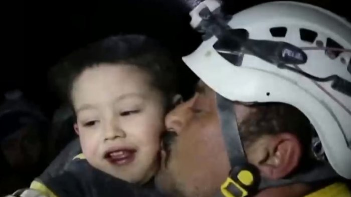 Una esperanza: Niño fue salvado de los escombros y su felicidad contagió de emoción a rescatistas en Siria