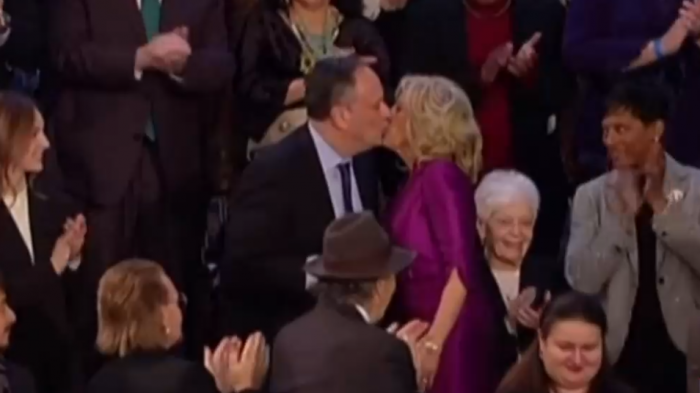 ¿Fue real o es el ángulo? Polémica por supuesto beso en la boca de Jill Biden a esposo de Kamala Harris