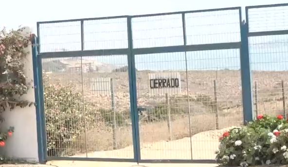 La ley establece sanciones: Turistas denuncian que propietarios han cerrado acceso a Playa Blanca en Coquimbo