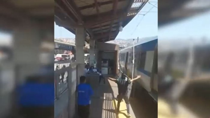 Captan violento ataque en Merval: Sujetos apuñalaron a un hombre y lo dejaron herido en pleno andén