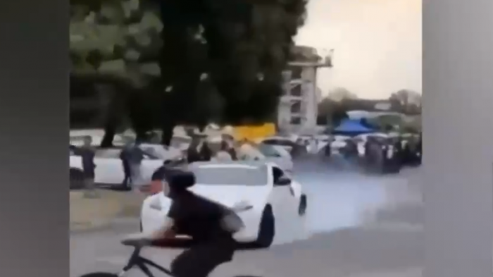 Se salvó de milagro: Captan momento en que ciclista casi es atropellado por auto en carrera clandestina