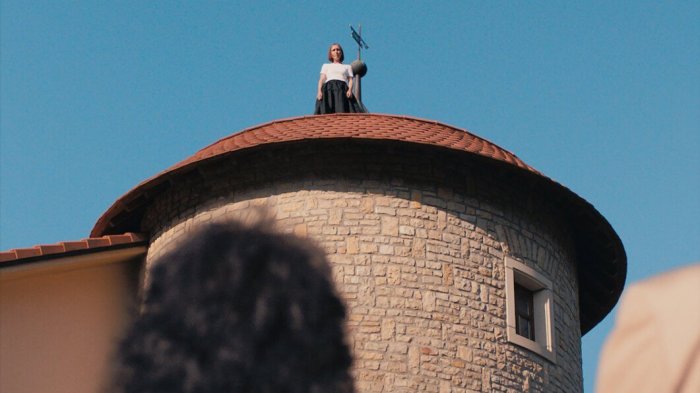 Caroline sur le toit