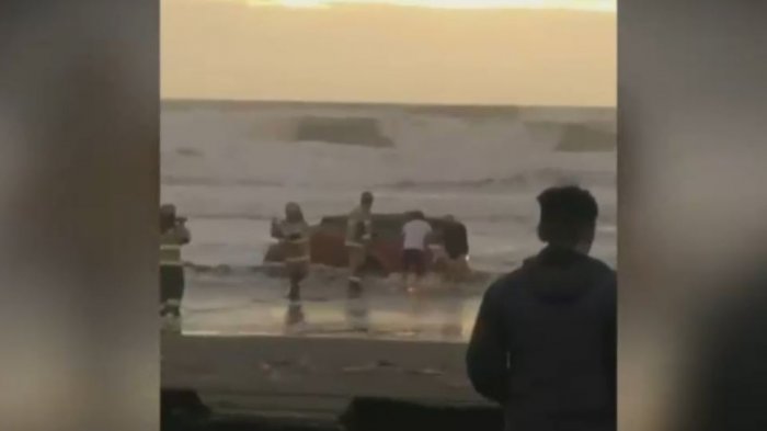 Terminó completamente metido en el mar: Fuerte oleaje se llevó una camioneta en Puerto Saavedra