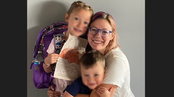 Madre se niega a que sus hijos compartan juguetes con otros y los clasifica entre 