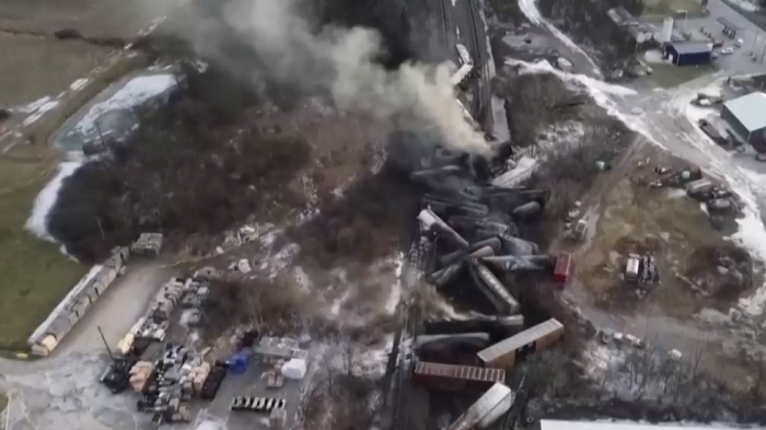 Estados Unidos: Habitantes temen regresar a sus casas tras descarrilamiento de tren con materiales tóxicos