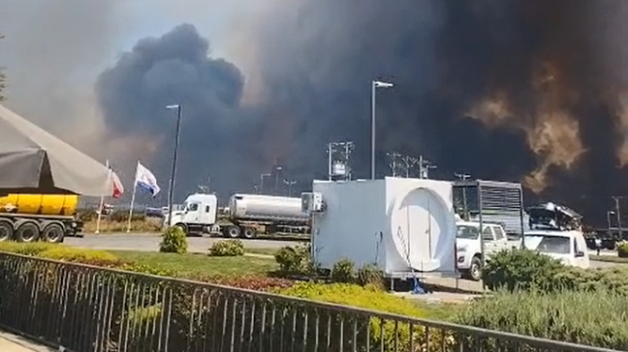 Solicitan evacuar diversos sectores de Victoria por incendio forestal: Llamas generaron gran columna de humo