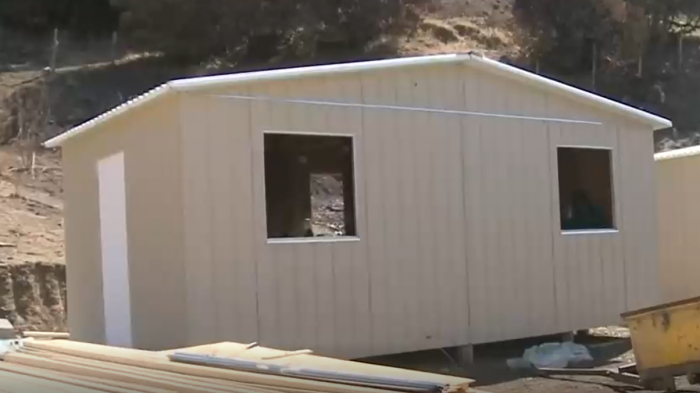 24 metros cuadrados: Gobierno entrega primeras viviendas de emergencia para damnificados y recibe críticas