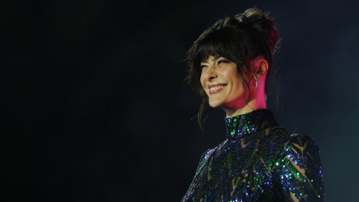 Con brillos y transparencia: Tonka Tomicic inauguró la gala del Festival de Viña 2023 con atrevido vestido