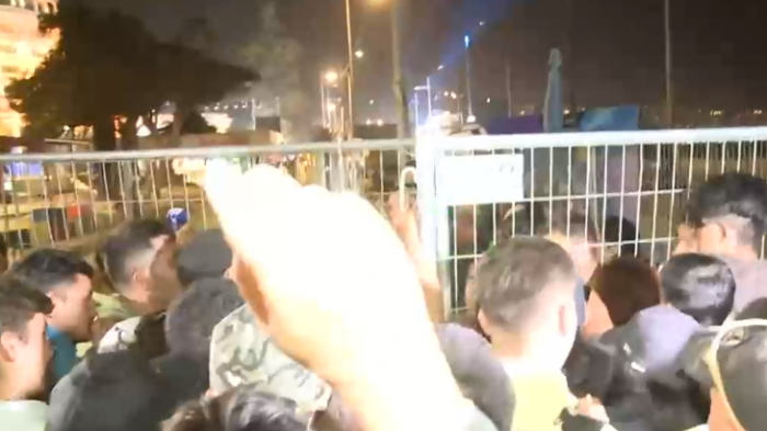 Intentaron abrir las rejas: Molestia entre personas que querían ingresar a la Gala del Festival de Viña 2023