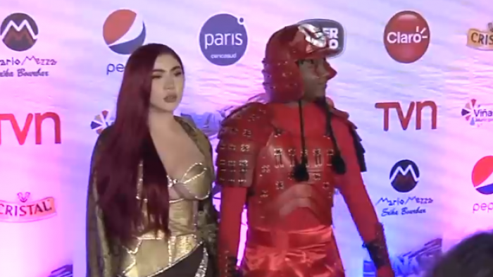 Desde el vestido invisible hasta un samurái: Los llamativos atuendos que se vieron en la gala del Festival de Viña