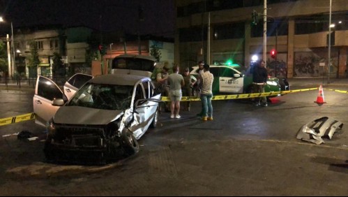 Conductor que iba a exceso de velocidad provocó grave accidente: Dejó cuatro heridos y se dio a la fuga