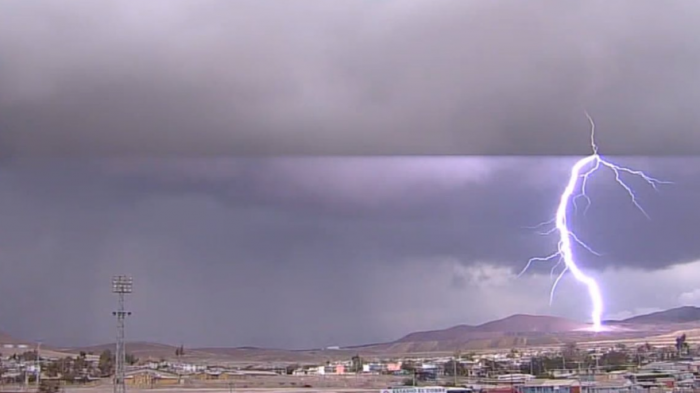 Usuarios de redes sociales captan soprendentes registros de tormentas eléctricas en el norte del país