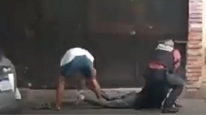 Era su oportunidad: Hombre le roba zapatillas a sujeto que estaba siendo detenido por la policía en Argentina