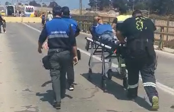 Paciente debe ser trasladado en camilla desde una ambulancia a otra por el Puente Seminario de El Quisco