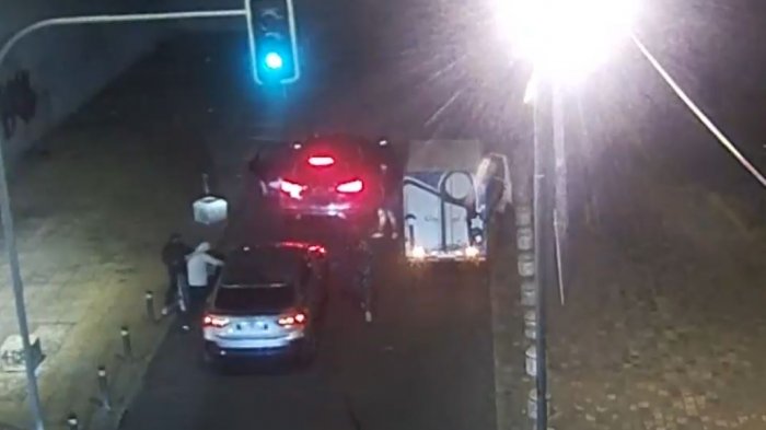 Instante de terror: Revelan videos de encerrona a papá con su hija fuera del Parque O'Higgins