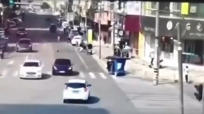 Conductor se salvó de milagro: El impresionante accidente que protagonizó un Tesla en China