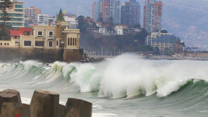 Desde Arica al Golfo de Penas: Armada informó nuevo evento de marejadas que afectará las costas del país