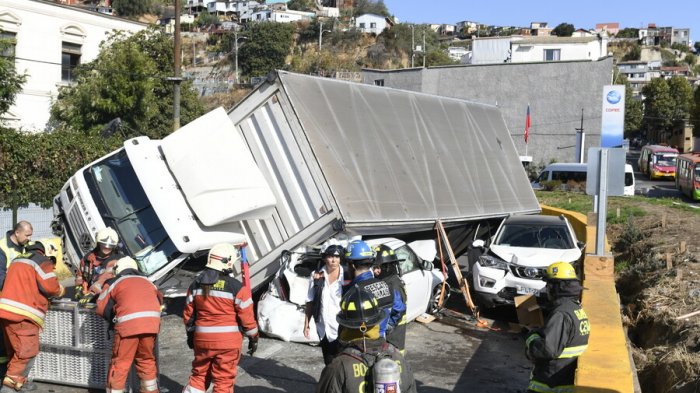 Camión provoca grave accidente tras volcar en Valparaíso: Al menos 11 personas terminaron lesionadas