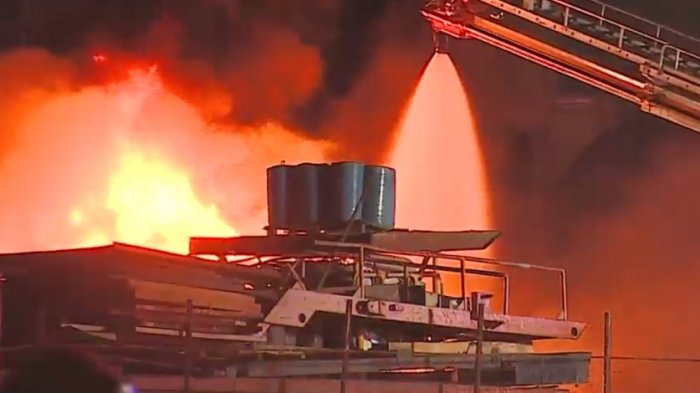 Incendio de gran magnitud afectó a centro de acopio de desechos mineros en Lampa: Trabajaron 100 bomberos