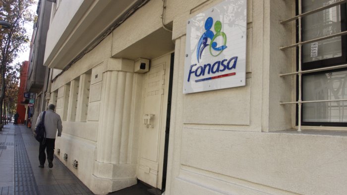 Fonasa advirtió sobre estafa que ofrece $500 mil a propósito del 8M: 