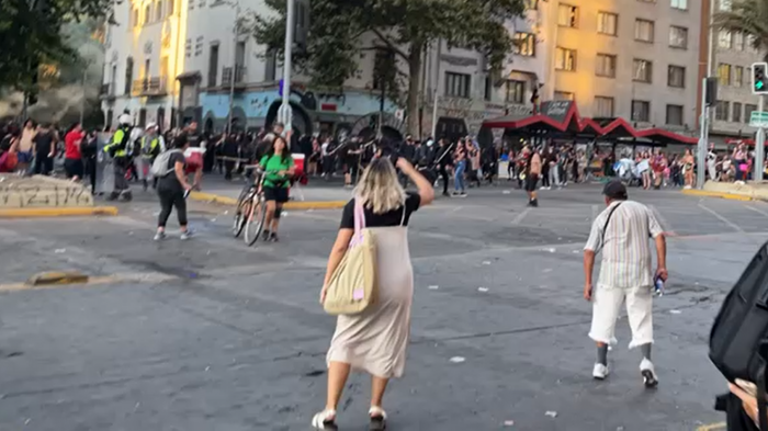 Incidentes en marcha del 8M en Santiago: Mujeres acusan agresiones de hombres con objetos contundentes