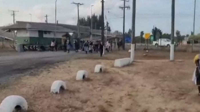Atacaron comisaría de Carabineros en La Araucanía: Algunos manifestantes estaban con sus hijos
