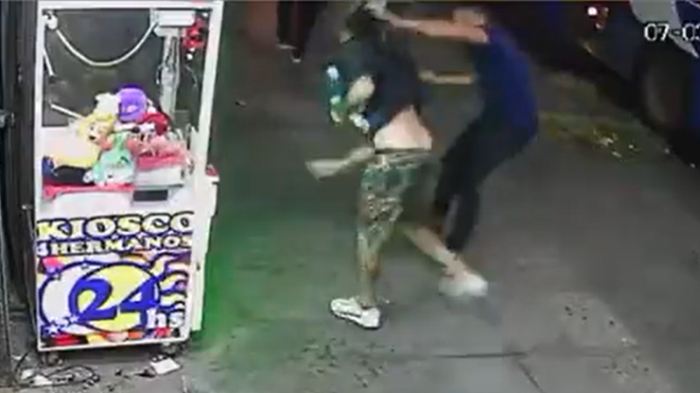 Lluvia de combos: Ladrón recibió feroz golpiza tras querer robar monedas de máquina de peluches en Argentina