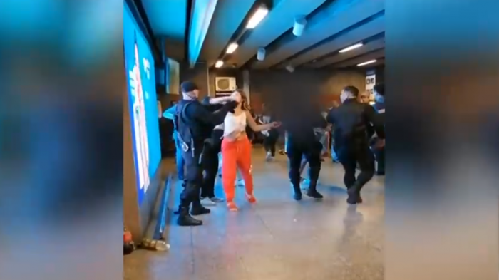 Pasó solo un día: Ambulantes intentaron evadir y agredieron a nuevos guardias tácticos del Metro