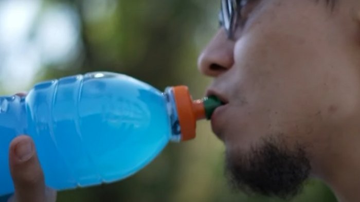 Bebidas isotónicas a prueba: ¿Hidratan más que el agua? ¿Sirven para la resaca o cuando estamos enfermos?