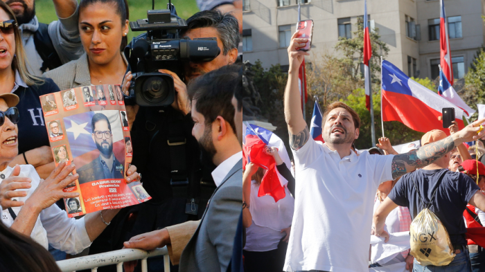 Pdte. Boric celebró primer aniversario entre saludos de adherentes y protesta liderada por Pancho Malo