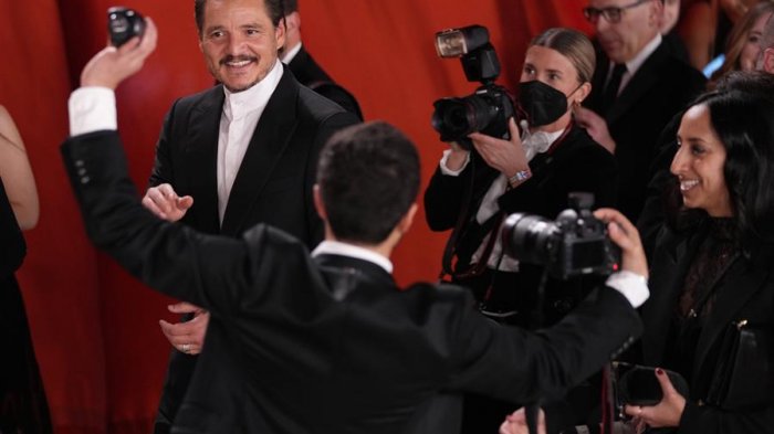 Pedro Pascal realizó su aparición en la alfombra roja de los Oscar sin corbata y acompañado por su hermana