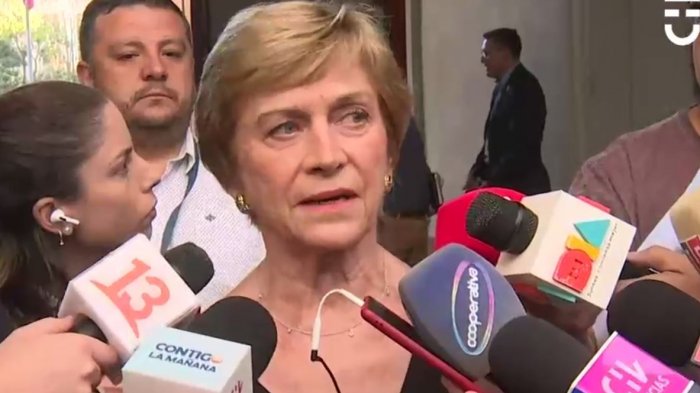 Evelyn Matthei respalda a general Yáñez tras citación a La Moneda: 