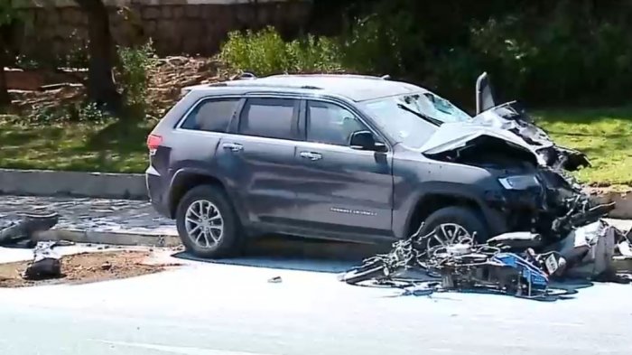 Fatal accidente frente al Reloj de Flores en Viña: 2 personas en moto murieron tras chocar contra auto