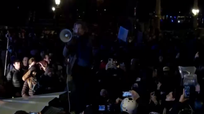 Protestas en Francia por polémica reforma de pensiones dejan más de 300 detenidos