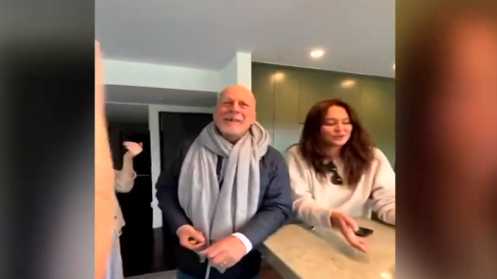 Sonriendo y en compañía de su familia: Comparten video de Bruce Willis celebrando su cumpleaños 68