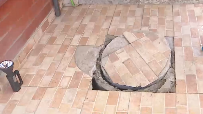 Familia descubre enorme socavón bajo su casa: No pueden usar el baño ni la cocina hace más de dos años