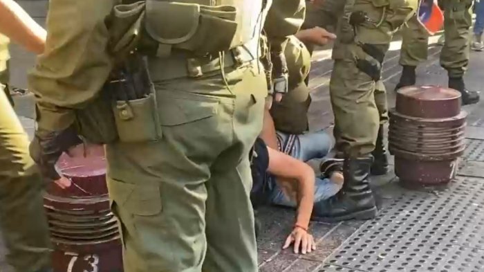 Hasta con armas de fuego: Comerciantes ambulantes se enfrentan a Carabineros durante operativo en Paseo Ahumada