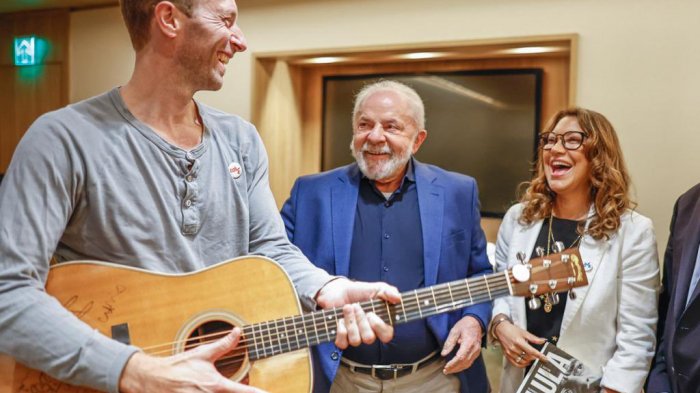 Chris Martin se juntó con el presidente Lula da Silva en Brasil y le regaló una guitarra autografiada