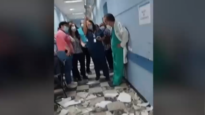 Recinto tiene 84 años: Un herido tras desprendimiento de techo en Hospital Sótero del Río