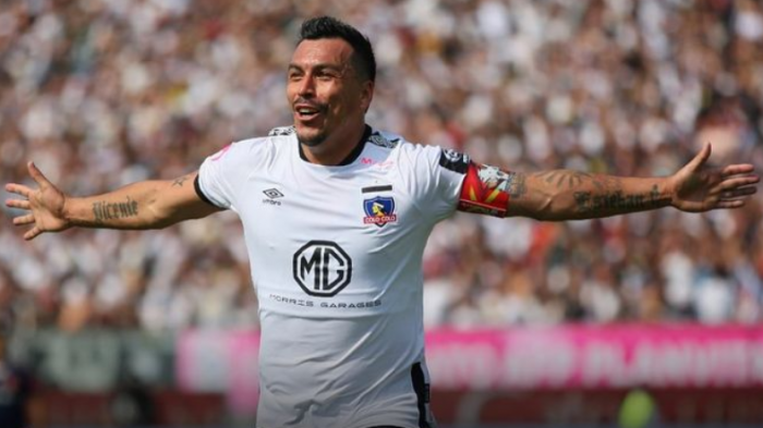 Tras 22 años de carrera: Esteban Paredes jugó su partido de despedida del fútbol profesional junto a sus amigos