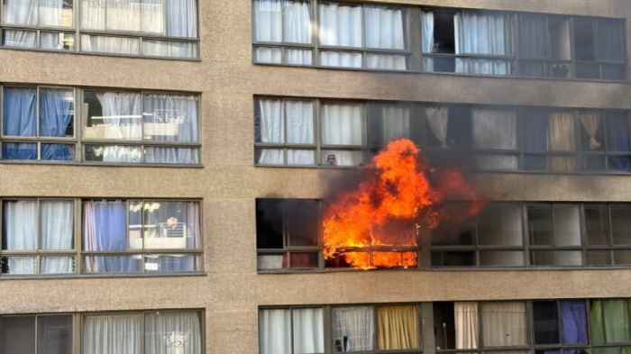 Registran violento incendio en departamento de Santiago centro: Once carros de Bomberos combaten las llamas