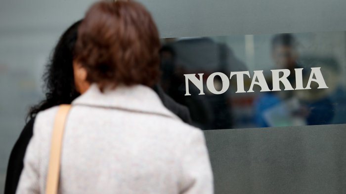 Firmar, validar y legalizar: Escasos cambios y falencias que mantienen las notarías en 150 años de historia