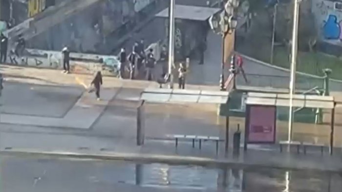 Hasta lanzaron bombas molotov: Incidentes fuera del Instituto Nacional derivaron en suspensión de sus clases